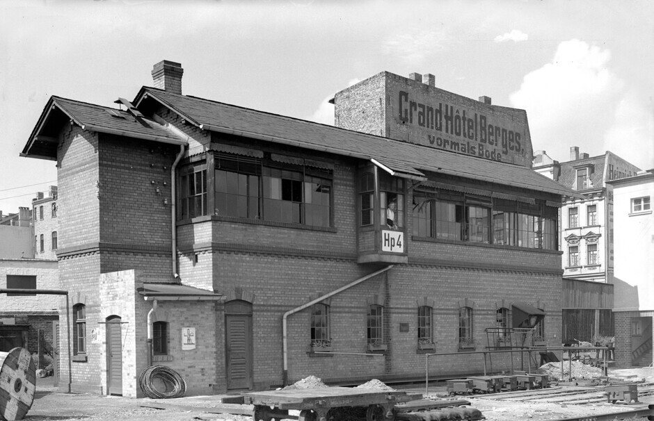 Hauptbahnhof Halle – Außenansicht des alten Stellwerks „Hp 4“