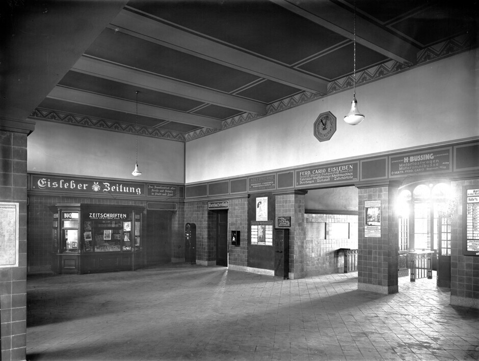 Bahnhof Eisleben: Bahnhofshalle mit Zeitschriftenverkauf