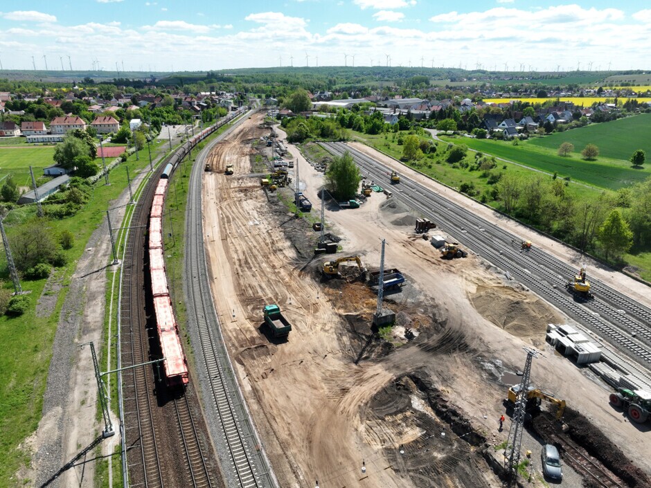 Luftaufnahme der Bauarbeiten in Röblingen am See Mai 2025