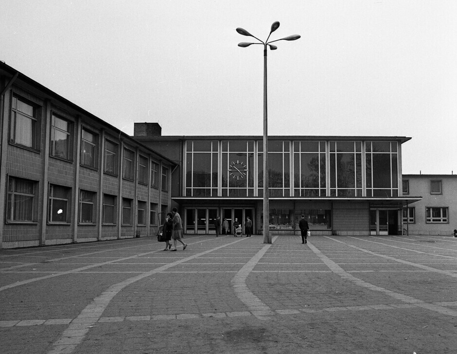 Der neue Bahnhof Sangerhausen: das Empfangsgebäude mit dem Bahnhofsvorplatz
