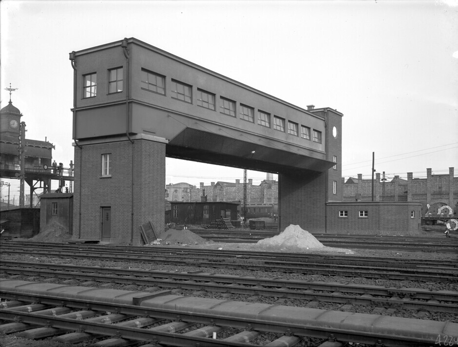 Hauptbahnhof Halle. Neues Stellwerk Hp 5, das drei alte Stellwerke ersetzt. Das Reiterstellwerk links ist das alte Stellwerk Hp 7.