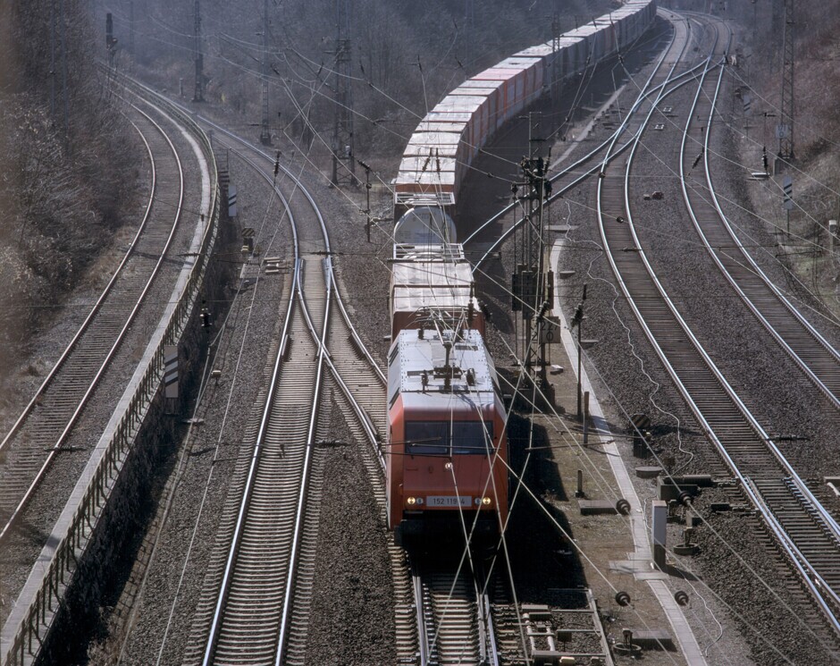 Ganzgüterzug mit Wechselaufliegern mit Ellok 152 119-4  bei Eichenberg